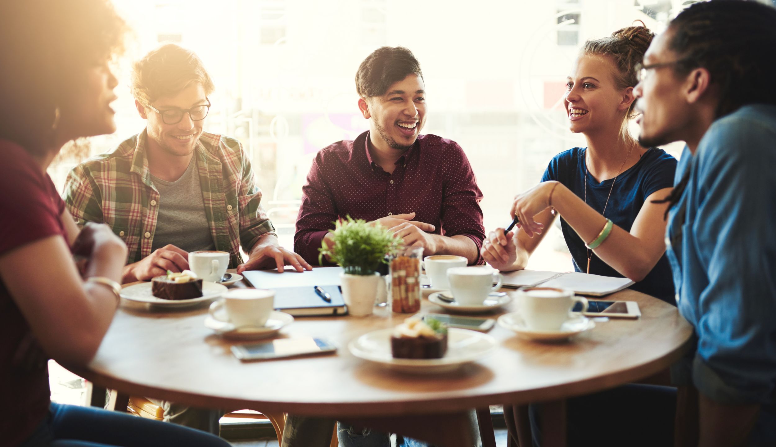 Autenticidade: A chave para influenciar pessoas A autenticidade é uma qualidade cada vez mais valorizada nos dias de hoje. Ser autêntico é ser verdadeiro e isso é fundamental em qualquer relacionamento, seja pessoal ou profissional. A autenticidade é uma qualidade que pode ser desenvolvida e aprimorada ao longo do tempo. Neste artigo, vamos explorar por que a autenticidade é tão importante, seus benefícios, e como você pode desenvolvê-la para se tornar uma pessoa influente. O que é autenticidade e por que é tão importante? Autenticidade é a qualidade de ser genuíno, verdadeiro e honesto consigo mesmo e com os outros. É uma característica importante para estabelecer confiança e credibilidade em qualquer relacionamento. A autenticidade é a chave para influenciar pessoas porque permite que você seja fiel a si mesmo, o que é essencial para se conectar com as pessoas de maneira significativa. Os benefícios de ser autêntico em sua comunicação Ser autêntico em sua comunicação pode ter muitos benefícios. Isso pode ajudar a estabelecer confiança e credibilidade com as pessoas, o que é fundamental em qualquer relacionamento. A autenticidade também pode ajudar a melhorar a sua autoestima e autoconfiança, pois você está sendo fiel a si mesmo e não está tentando ser algo que não é. Isso pode ter um efeito positivo em todas as áreas da sua vida, incluindo sua vida profissional e pessoal. Como a falta de autenticidade pode minar a confiança e a credibilidade A falta de autenticidade pode minar a confiança e a credibilidade em qualquer relacionamento. Quando você não é autêntico, as pessoas podem sentir que você está sendo falso ou insincero. Isso pode prejudicar a confiança que elas têm em você e tornar mais difícil estabelecer uma conexão significativa. A falta de autenticidade também pode fazer com que você se sinta desconfortável e insatisfeito consigo mesmo. Como desenvolver sua autenticidade para se tornar uma pessoa influente Desenvolver sua autenticidade é um processo contínuo que pode levar tempo. É importante começar por ser honesto consigo mesmo sobre quem você é e o que você quer. Tente identificar suas crenças e valores pessoais e certifique-se de que eles estejam alinhados com suas ações. Pratique a autenticidade em pequenas coisas no dia a dia, e trabalhe para ser mais aberto e honesto com as pessoas ao seu redor. Como a autenticidade pode ajudá-lo a construir relacionamentos mais fortes A autenticidade pode ajudá-lo a construir relacionamentos mais fortes, porque permite que você se conecte com as pessoas de maneira significativa. Quando você é autêntico, as pessoas podem sentir que estão vendo o verdadeiro você e assim estabelecer credibilidade e confiança. Dessa forma as pessoas se sentirão mais confortáveis e abertas a se conectarem com você. Como usar sua autenticidade para inspirar pessoas ao seu redor Usar sua autenticidade para inspirar as pessoas ao seu redor pode ter um impacto significativo em suas vidas. Quando você é autêntico, as pessoas sentem que podem confiar em você e se conectam com você de maneira mais profunda construindo relacionamentos duradouros e significativos. Mas como exatamente você pode usar sua autenticidade para inspirar as pessoas? Abaixo listamos com fazer isso. Compartilhe suas histórias pessoais Ao compartilhar suas próprias histórias pessoais, você está sendo vulnerável e mostrando às pessoas que você é humano como elas. Isso pode ser especialmente poderoso se suas histórias envolverem superar adversidades ou desafios. Quando as pessoas veem que você é capaz de superar obstáculos e dificuldades, elas podem se sentir inspiradas a fazer o mesmo. Seja honesto sobre suas falhas Todos nós cometemos erros e falhamos em algo. Em vez de tentar esconder ou minimizar suas falhas, seja honesto sobre elas. Quando você reconhece suas falhas e mostra que está disposto a aprender com elas, você pode inspirar outras pessoas a fazer o mesmo. Além disso, ser honesto sobre suas falhas pode ajudá-lo a construir relacionamentos mais autênticos e genuínos. Mostre sua paixão e entusiasmo Quando você está apaixonado por algo, é natural que você exale entusiasmo. Essa energia pode ser contagiante e inspirar outras pessoas a se sentirem animadas e engajadas também. Então, seja qual for sua paixão - seja uma causa social, um hobby ou seu trabalho - deixe que os outros vejam seu entusiasmo. Seja coerente em sua comunicação Ser autêntico não significa que você deva ser sempre aberto e vulnerável. Também significa ser coerente em sua comunicação. Se você está constantemente mudando sua opinião ou comportamento dependendo da situação, as pessoas podem começar a questionar sua sinceridade. Em vez disso, seja fiel aos seus valores e mantenha uma abordagem consistente em suas interações. Ajude os outros a descobrirem sua própria autenticidade Inspirar os outros a serem autênticos também pode ajudá-los a encontrar sua própria voz e autenticidade. Encoraje-os a compartilhar suas histórias e a serem honestos sobre suas falhas e desafios. Ajude-os a encontrar sua paixão e a se comunicarem de maneira coerente e autêntica. Ao fazê-lo, você não só os inspira, mas também pode construir relacionamentos mais fortes e significativos. Superando o medo da vulnerabilidade para ser autêntico em sua comunicação Muitas vezes, a falta de autenticidade em nossa comunicação é devido ao medo da vulnerabilidade. Abrir-se e compartilhar nossos pensamentos e sentimentos mais profundos com os outros pode ser assustador, pois isso nos torna vulneráveis e expostos. Mas a verdadeira autenticidade requer coragem para ser vulnerável e se conectar com os outros de uma forma mais significativa. Para superar o medo da vulnerabilidade, é importante reconhecer que é uma parte natural e necessária da comunicação autêntica. Também é importante ter em mente que, embora possa ser desconfortável e até doloroso, compartilhar suas vulnerabilidades pode levar a uma maior conexão e confiança com os outros. Uma maneira de começar a superar o medo da vulnerabilidade é praticar a autoaceitação e o amor-próprio. Isso significa aceitar e amar a si mesmo pelo que você é, com todas as suas imperfeições e vulnerabilidades. Quando você se sente seguro e confortável consigo mesmo, é mais fácil compartilhar esses aspectos de si mesmo com os outros. Também é útil cultivar relacionamentos saudáveis e de apoio. Ter pessoas em sua vida que você pode confiar e compartilhar suas vulnerabilidades pode ajudar a construir confiança e segurança em si mesmo e em seus relacionamentos. Por fim, é importante lembrar que a vulnerabilidade é uma via de mão dupla. Quando você compartilha suas próprias vulnerabilidades, pode inspirar os outros a fazer o mesmo. Isso cria um ambiente mais aberto, autêntico e conectado, o que pode levar a relacionamentos mais significativos e influentes. Conclusão Ser autêntico é uma das chaves para influenciar as pessoas ao seu redor. Ao compartilhar suas histórias pessoais, sendo honesto sobre suas falhas, mostrando paixão e entusiasmo, mantendo coerência em sua comunicação e ajudando os outros a encontrar sua própria autenticidade, você pode inspirar as pessoas a se conectarem com você de maneira mais profunda e significativa. Lembre-se de que a autenticidade não é uma fórmula mágica, mas sim um processo contínuo de autoconhecimento e crescimento.